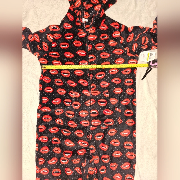 Pillow Talk Halloween Vampire Fangs Pajama Onesie Womens Medium - Picture 2 of 5